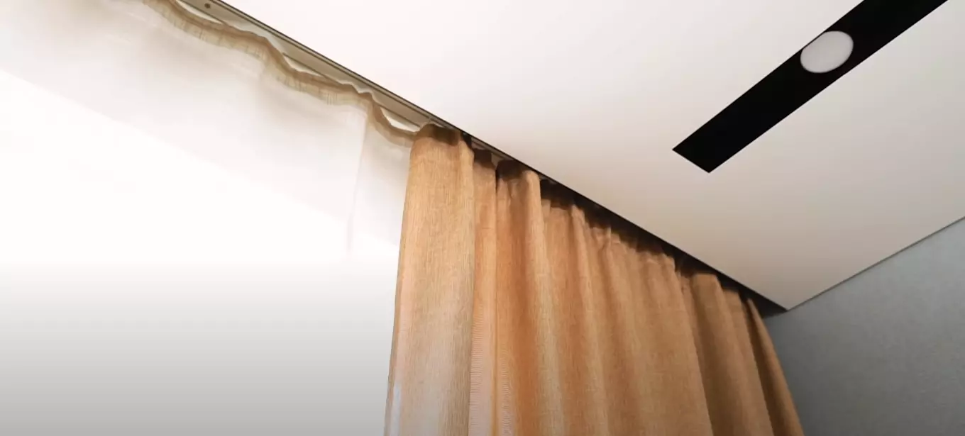 Потолок со скрывающим карнизом и встроенными светильниками